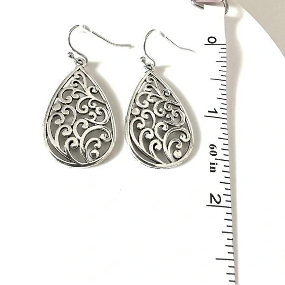 ⭐️ 5 for $25 Vintage Style Silver Tone Hoop Earrings - Picture 3 of 3